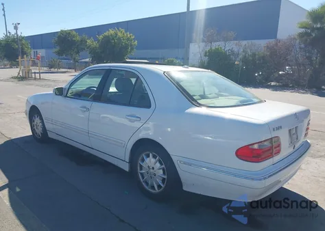 2000 Mercedes-Benz E 320 z USA, uszkodzony, nr VIN WDBJF65J3YB126763